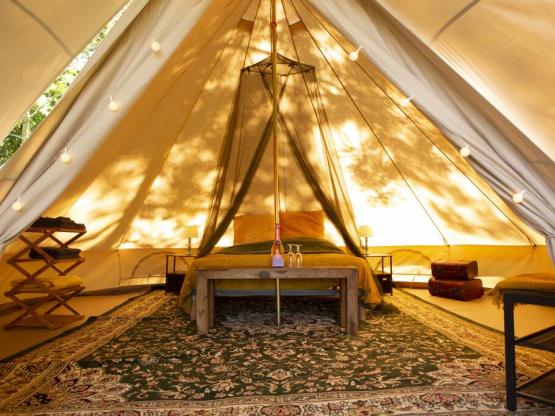 Two Bell tents, 6 pers (2+4) approx. 40m2, (2x20) high 3 m. Right at the river Lot