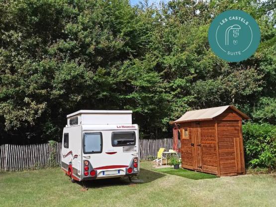 PARCELA CON BAÑO INDIVIDUAL - Electricidad 16A + Agua + Desagüe + Cabina sanitaria