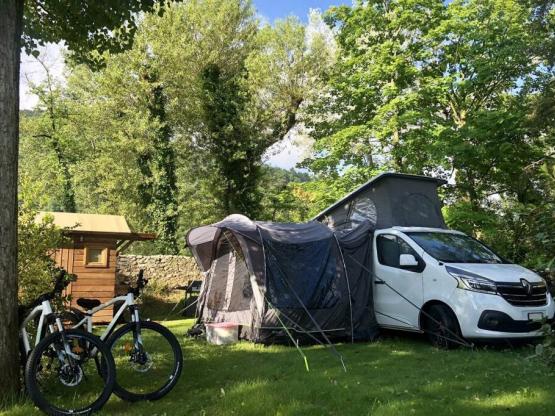 Parcela de camping Premium con sanitario privado, frigorífico y parrilla de gas (1 vehículo + 1 tienda o 1 caravana)