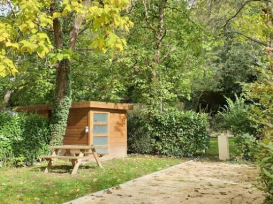 Premium pakket 1 tot 2 personen tent + voertuig + elektriciteit + schuur (water, BBQ, ligstoelen, TV zat, koelkast)