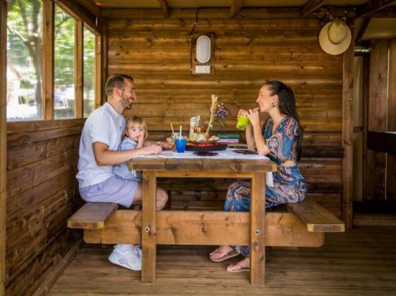 Parcela Freecamp Guinguette : cuarto de baño privado, cocina americana, terraza cubierta con comedor