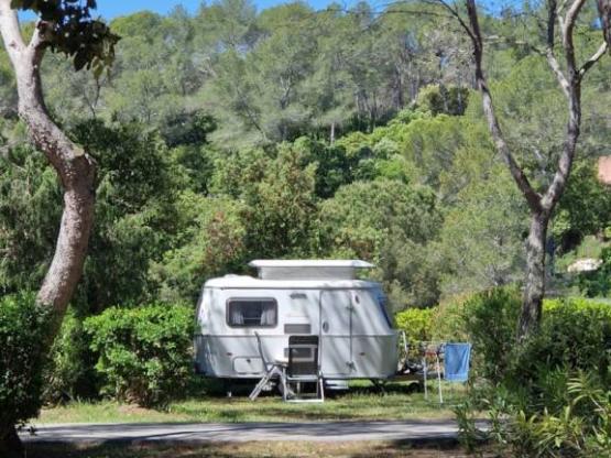 Parcela CONFORT PLUS + electricidad 10A + toma de agua + eliminación de aguas residuales