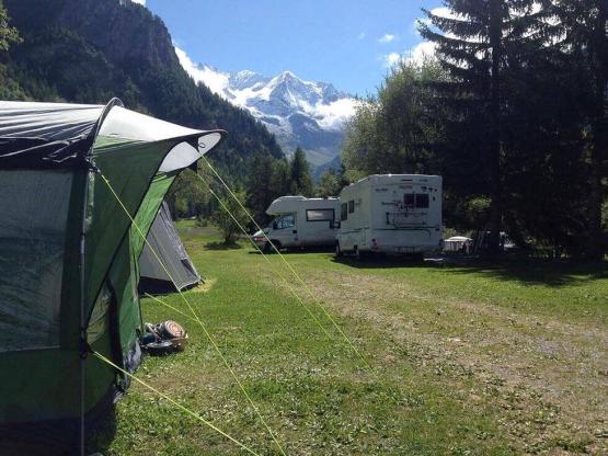 Parcela Confort (tienda, caravana, autocaravana / 1 coche / Electricidad 10A)