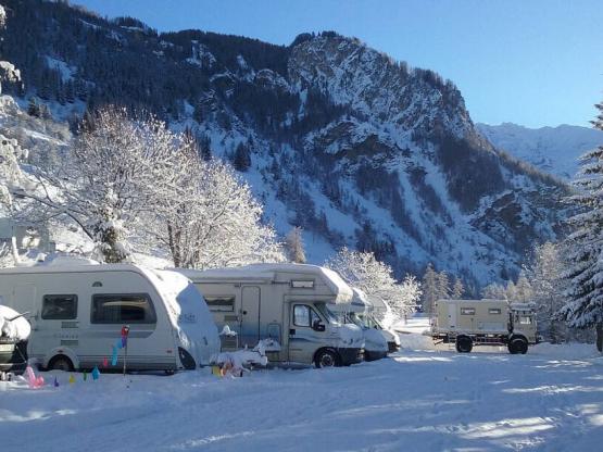 Stellplatz Confort (1 Zelt, Wohnwagen, Wohnmobil / 1 Auto / Strom 16A)