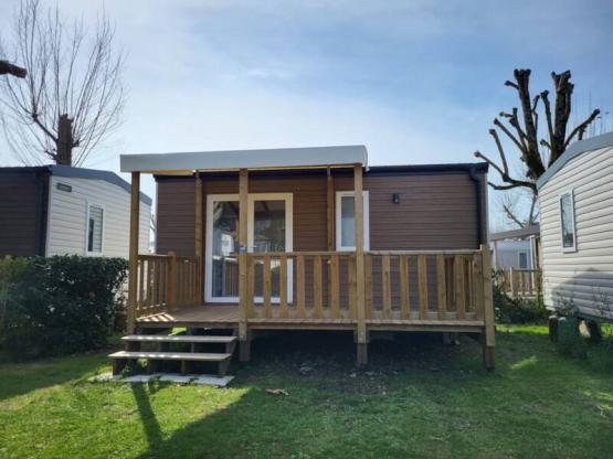 Stacaravan Confort 22m² - 2 slaapkamers - Half-schaduwrijk terras +TV