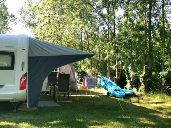 Waterfront pitch with 10A electricity (1 vehicle + 1 tent/caravan or motorhome/van)