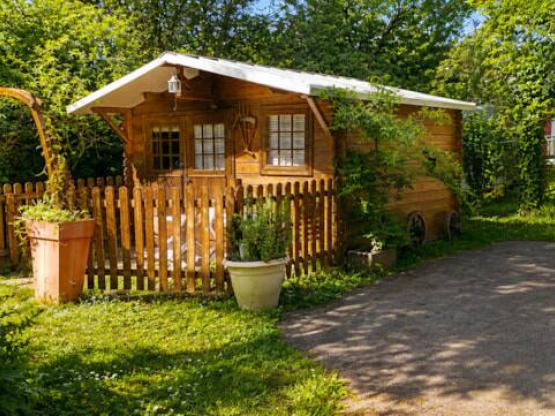 Pequeño chalet dormitorio de madera (sin cocina ni agua)