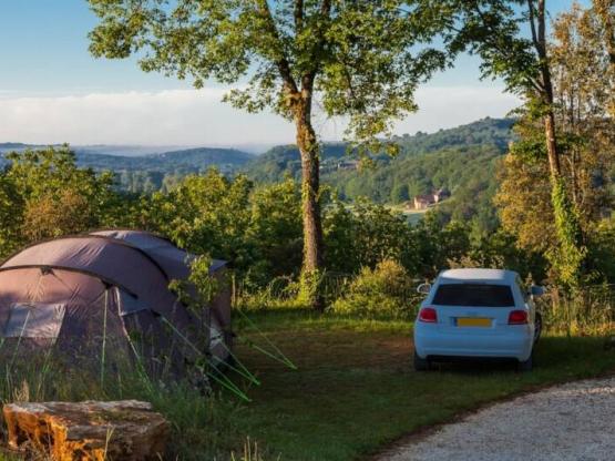 Parcela Confort (1 tienda + electricidad + nevera, caravana o autocaravana/1 coche)