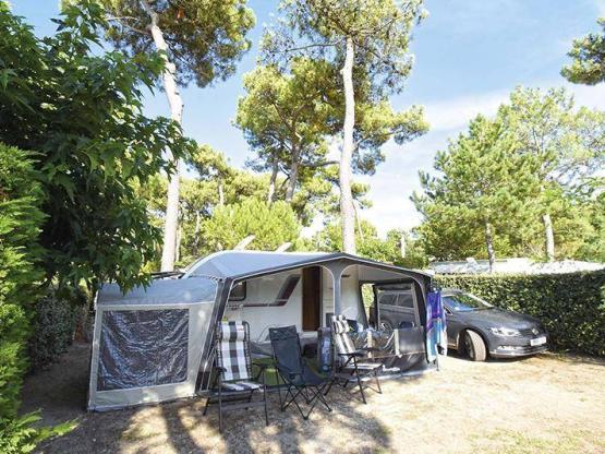 Wohnwagen / Wohnmobil / Zeltstellplatz (Parc Les Pins)
