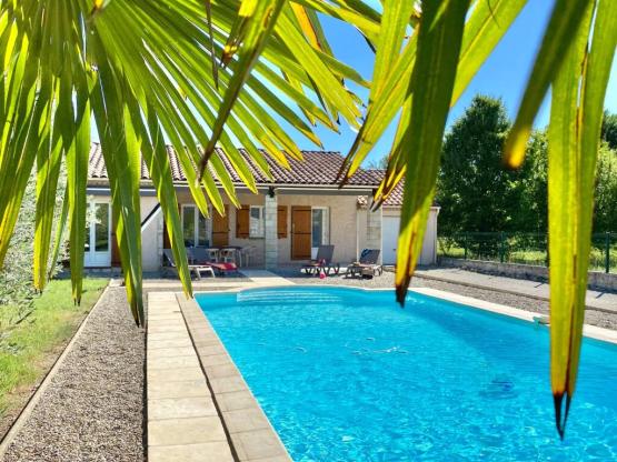 Premium Villa - Air-conditioned - Large private swimming pool - 3 Bedrooms - 2 Bathrooms WC