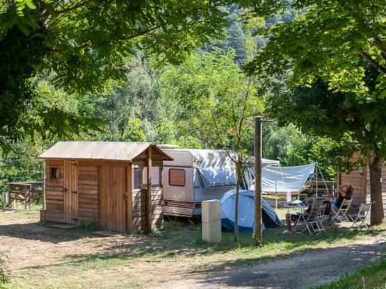 Parcela Premium Freecamp - equipado con baño privado y ducha