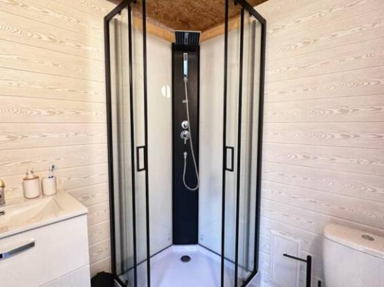 Parcela Freecamp - parcela equipada con sanitarios individuales y zona de cocina