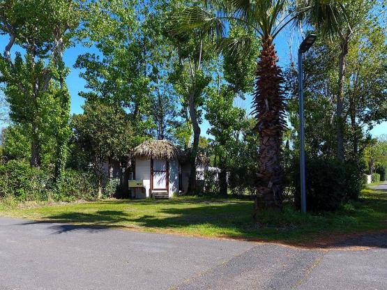 Parcela de camping con sanitarios privados