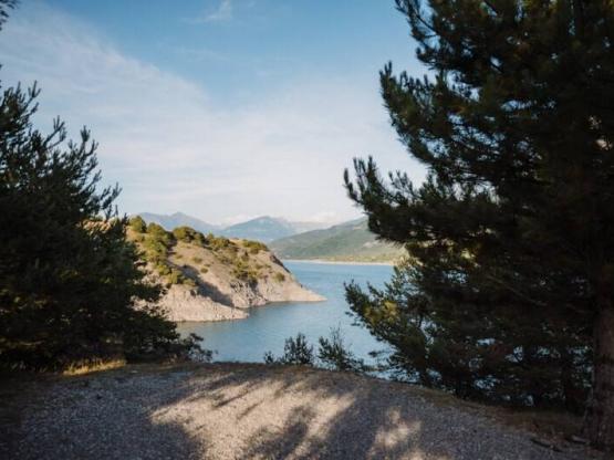 Parcela con todas las comodidades (con conexión eléctrica y de agua, cerca del lago)