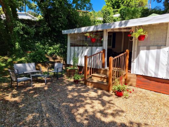 Stacaravan Premium 22-28m² - 2 slaapkamers + TV + overdekt terras & wegwerp lakens