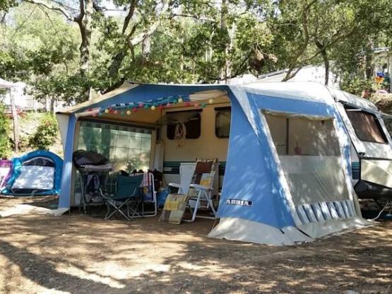 Emplacement CONFORT caravane ou tente + 1 véhicule ou camping car