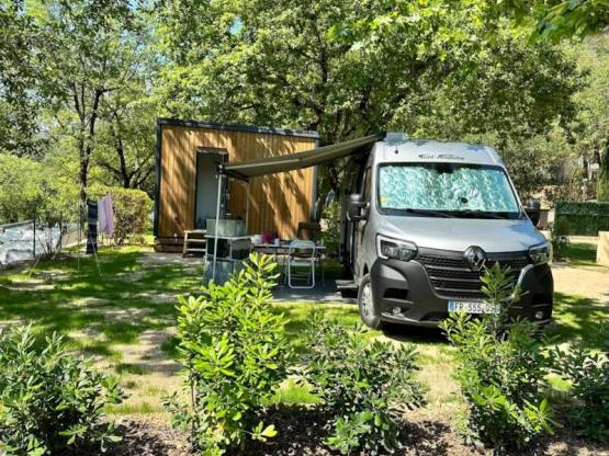 Parcela Premium con instalaciones sanitarias privadas (incl. electricidad de 6A) 7m máx.