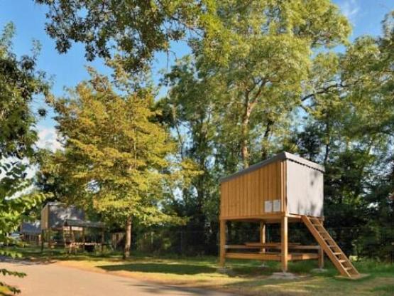 Campétoile : cabane en bois sur pilotis avec couchage d'appoint, banc et table, sans électricité