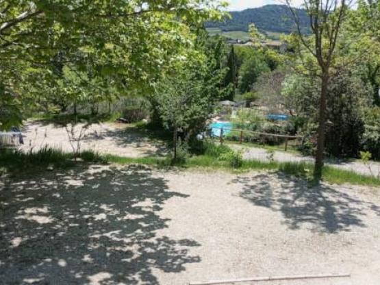 Emplacement n°6 + voiture + eau + évacuation