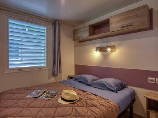 Mobil-Home Confort 32m² Malaga - 3 chambres + Terrasse couverte, clim, TV, Lave-vaisselle