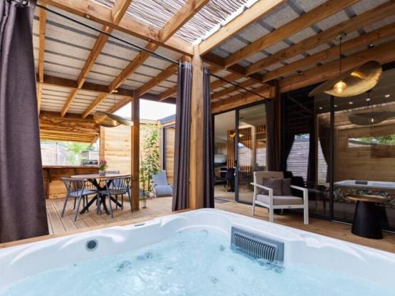 Premium Cabane Côté Nature mit Spa 35m² 5 P. (2 Schlafzimmer) + Klimaanlage + überdachte Terrasse