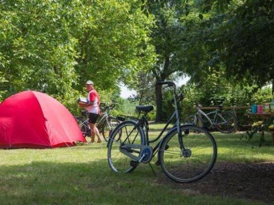Parcela de camping para viajeros de 2 ruedas (bicicleta - moto)