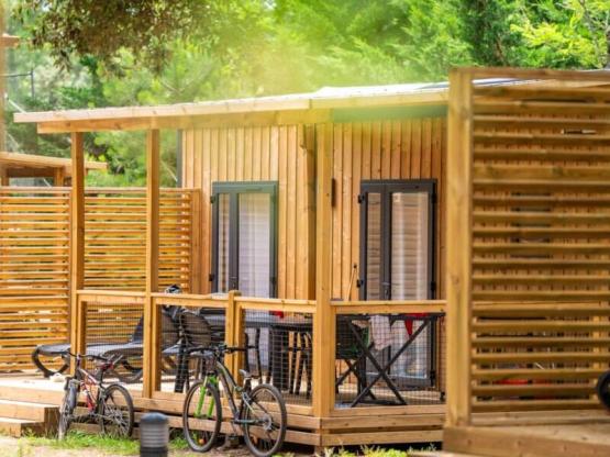 Mobil Home PREMIUM CLIMATIZADO 33m² - 3 hab + terraza semicubierta + TV + sábanas + toallas