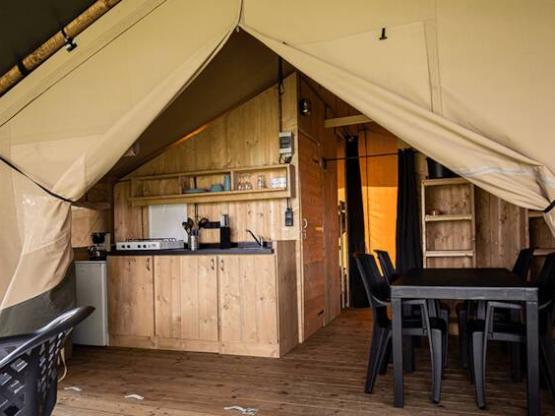 Tienda Safari Woody 25 Luxury para 4 personas que incluye instalaciones sanitarias y cocina