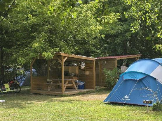 KITCHENETTE pitch with 6 amps electricity, covered pergola, gas burners and refrigerator