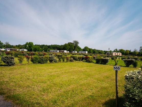 Parcela grande para autocaravana sobre césped y arena