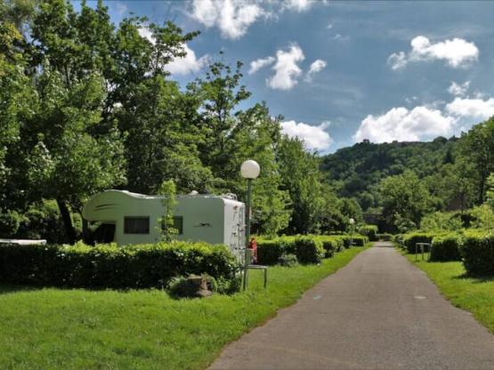 Forfait prestige bord de rivière (emplacement bord de rivière avec cabanon frigo privatif)