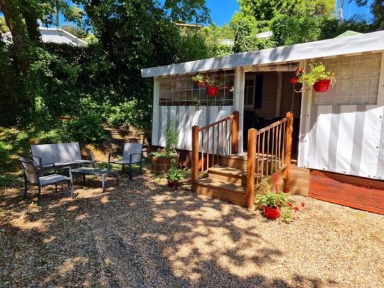 Mobilheim Premium 22-28m² - 2 Schlafzimmer + TV + überdachte Terrasse & Einweglaken