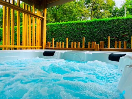 Mobil Home Prestige climatisé avec SPA, 3 Ch, 2 Salles d'eau, 2 WC (année 2025)