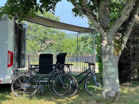 Emplacements de camping PREMIUM regroupés en îlots (avec électricité)