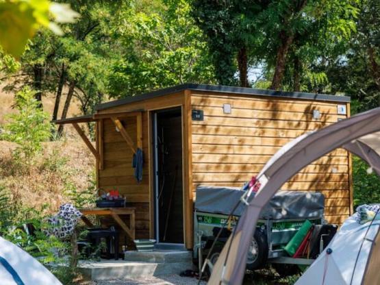 Emplacements en bord de rivière et sanitaire privatif- La Rive