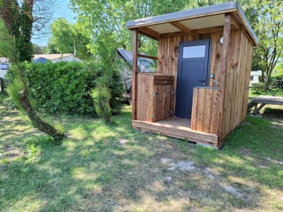 Paquete de lujo: baño privado (ducha, WC, lavabo), cocina exterior, electricidad.