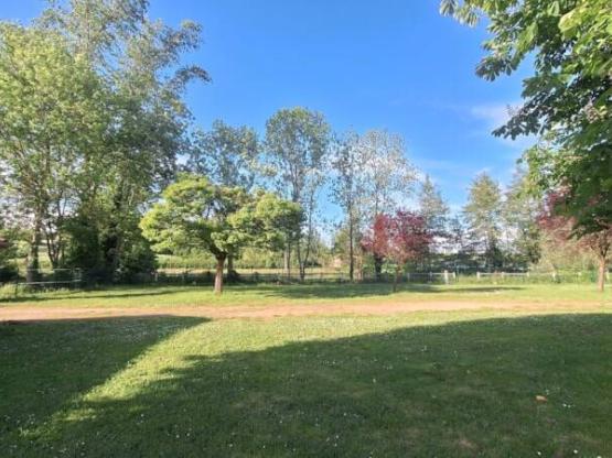 Parcela : autocaravana + electricidad (opcional), sin acceso a la piscina