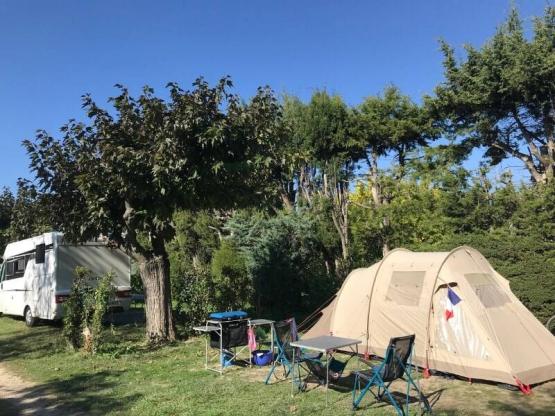 Parcela Confort medio para Tienda / Furgoneta (con electricidad)