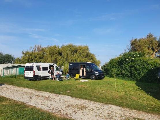 Emplacement DOUBLE Camping-car/Caravane (Électricité 10Amp – Sans Sanitaire)