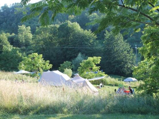 Parcelas para autocaravanas y caravanas pequeñas (máx. 6 m. incl. lanza) y tiendas de campaña