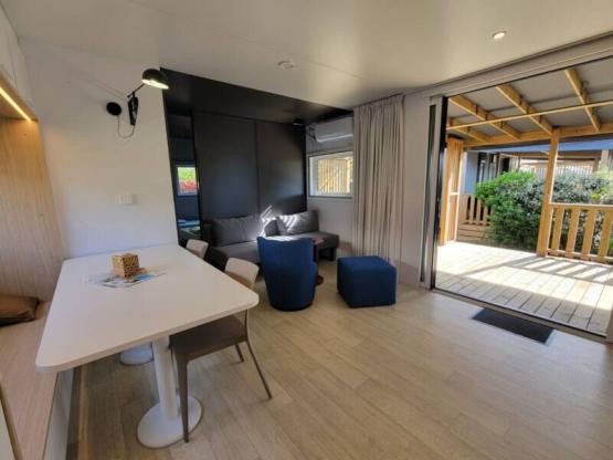 C- Mobil-home Méditerranée CONFORT Climatisé 2 chambres 1/4 pers.