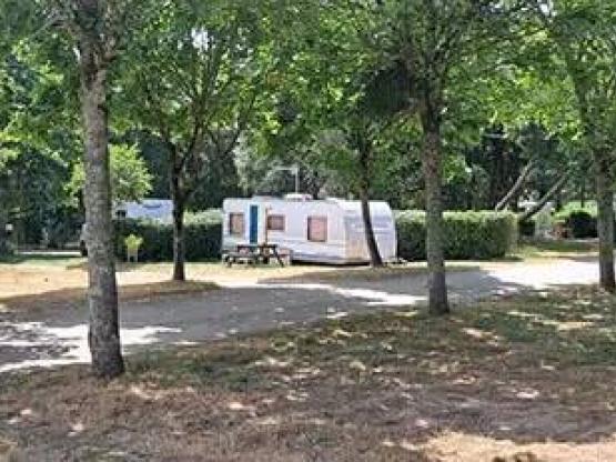 Emplacement 80m2 avec borne électrique