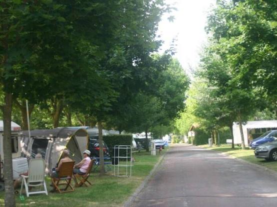 Backpacker package for 1 person on foot/bicycle/motorcycle + tent, with electricity