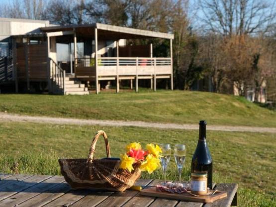 Mobil-home EXCLUSIF - 3 chambres - Jacuzzi & Vue Vallée