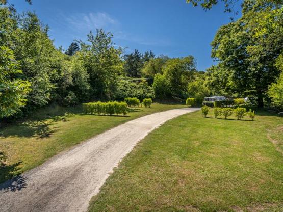 Grand emplacement avec électricité