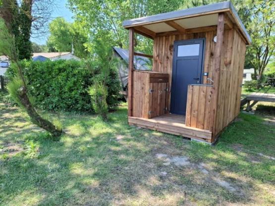 LUXE ARRANGEMENT – privé sanitair (douche, toilet, wastafel), buitenkeuken, elektriciteit