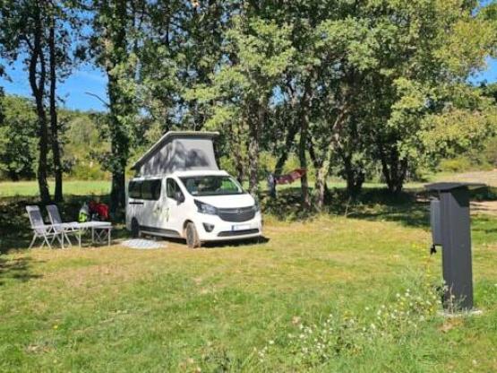 Parcela con electricidad incluida para 2 personas (1 tienda o 1 furgoneta o 1 caravana o 1 autocaravana)