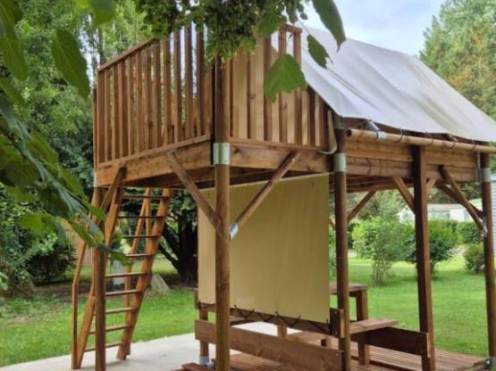 Bivouac tent on wooden and canvas stilts, without sanitary facilities, for 2 people