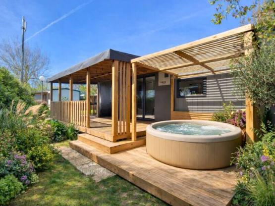 C- Mobil-home Méditerranée Confort Climatisé SPA 2 chambres 1/6 pers.