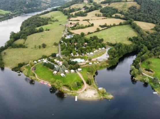 Emplacement  vue lac + éléctricité + voiture + tente / caravane ou camping-car
